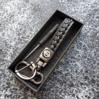 Брелок для ключів плетений з карабіном Nissan з викруткою